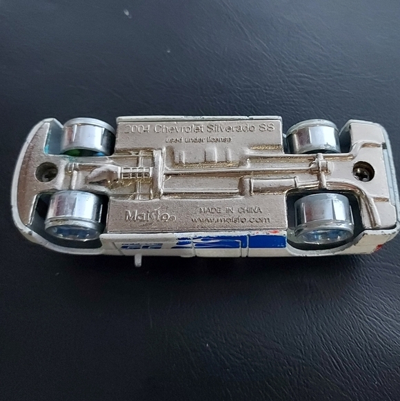 Maisto 2004 Chevrolet Silverado SS Pickup Blue/White Truck - Picture 5 of 5